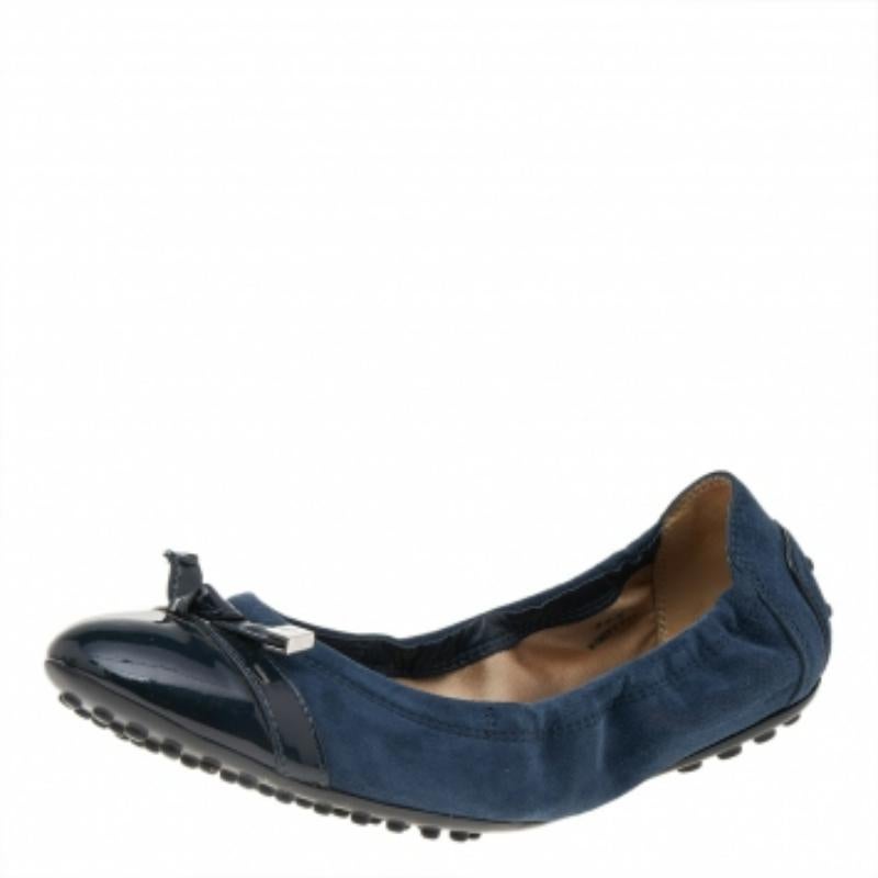 Donna Tod's Blu Suede and Patent Leather Trim Toe Cap Scrunch Ballet Flats Taglia 36.5 in vendita
