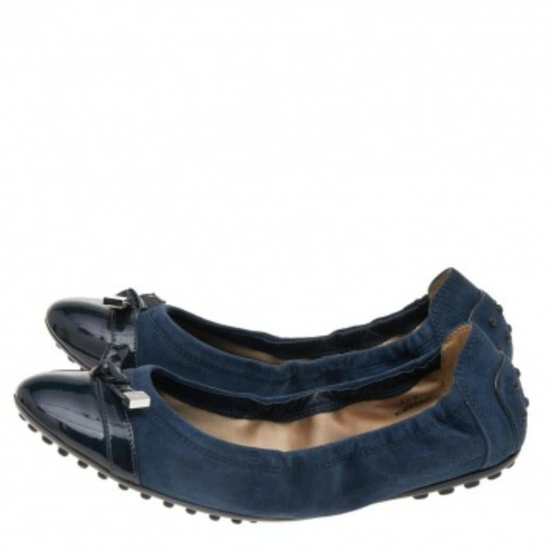 Tod's Blu Suede and Patent Leather Trim Toe Cap Scrunch Ballet Flats Taglia 36.5 in vendita 2