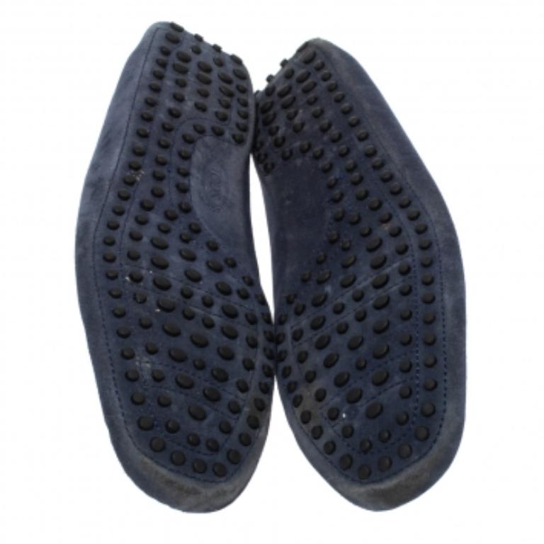 These blue loafers from Tod's are not only high on appeal but also very skilfully made. They have been crafted from suede in Italy and designed with a bow on the uppers. The loafers have a smart shape and are so stylish, they'll complement any look.