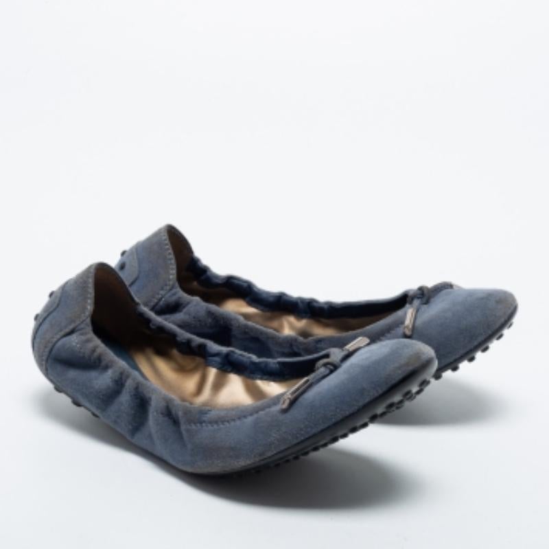 Ballerine Tod's con fiocco in pelle scamosciata blu taglia 39 In condizioni buone in vendita a Dubai, Al Qouz 2