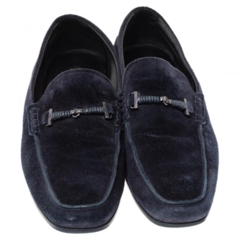 Diese Tod's Loafer sind stilvoll und gut verarbeitet. Sie sind es wert, sie zu besitzen. Sie sind aus hochwertigem Wildleder gefertigt und kommen mit geflochtenen Bit-Details auf dem Obermaterial in Rotguss und Gummipflastern auf der Laufsohle. Die