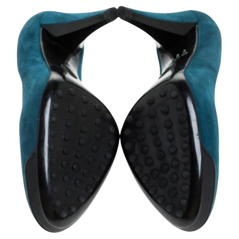 Diese hübschen und eleganten Pumps von Tod's sind ein echter Hingucker! Die blauen Pumps sind aus Wildleder gefertigt und haben eine überzogene Zehenpartie. Sie sind mit einer bequemen ledergefütterten Innensohle und einem 10 cm hohen Absatz