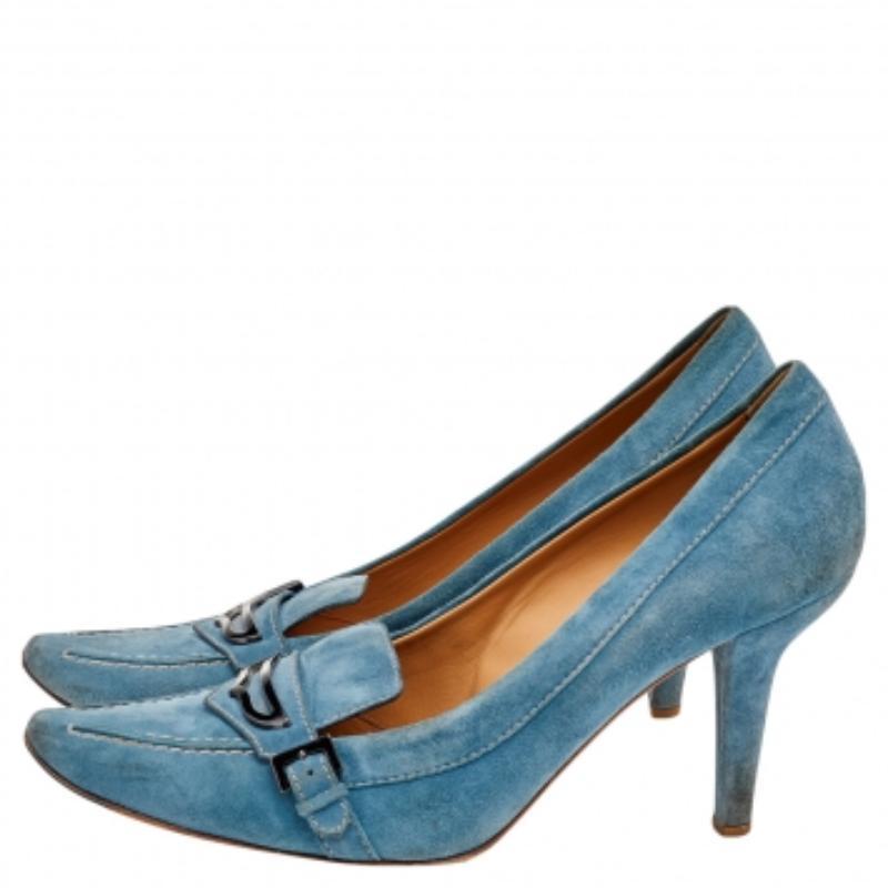 Perfetto per tutte le stagioni, questo paio di décolleté di Tod's sarà uno dei preferiti. Sono realizzate in pelle scamosciata, con accenti metallici sulla tomaia e tacco di 9 cm. Crea un look elegante completando il tuo outfit con queste décolleté