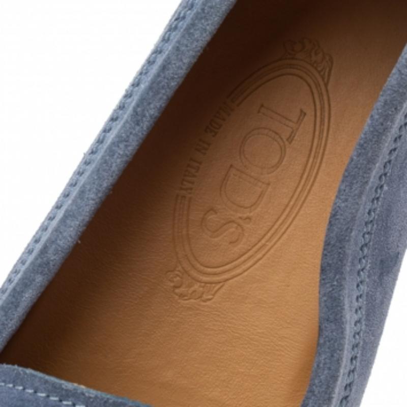 Tod's Blau Wildleder Slip On Loafers Größe 44,5 im Zustand „Relativ gut“ im Angebot in Dubai, Al Qouz 2
