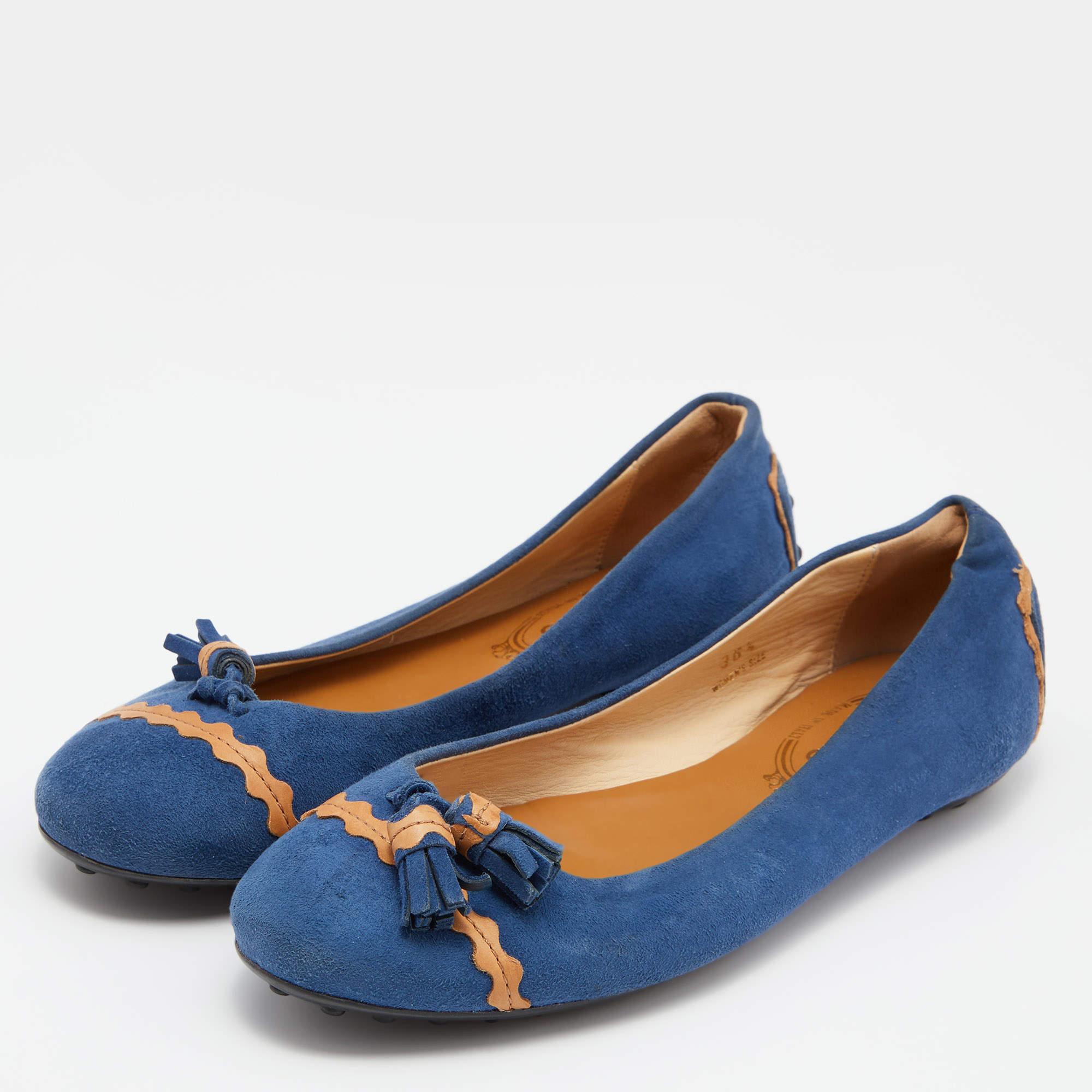 These well crafted ballet flats by Tods have got you covered for all day plans. They come in a versatile design  and they look great on the feet.
