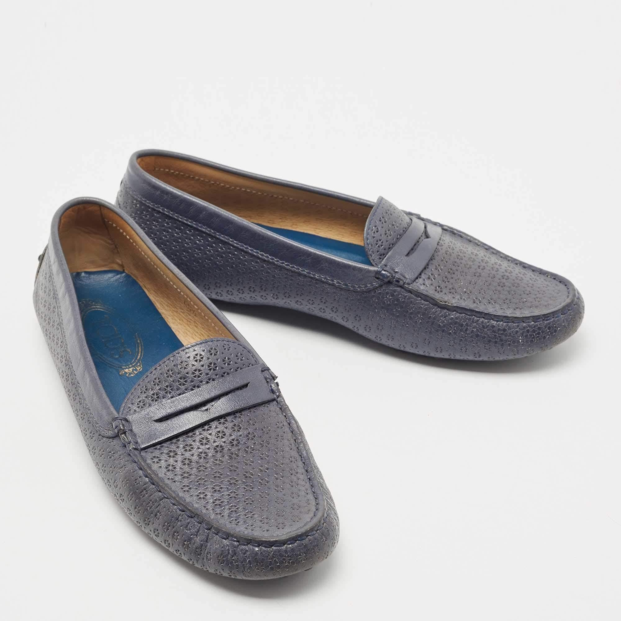 Tod's Blue Textured Leather Penny Slip On Loafers Size 40.5 In Good Condition For Sale In Dubai, Al Qouz 2