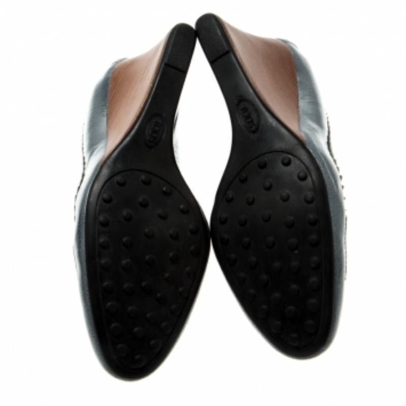 Aggiungi un tocco di raffinatezza al tuo look con queste lussuose décolleté in pelle. Hanno una silhouette da mocassino con le tacchette Penny sulla tomaia. Questo paio di Tod's aggiungono un elemento di spicco al tuo ensemble e sono completate da