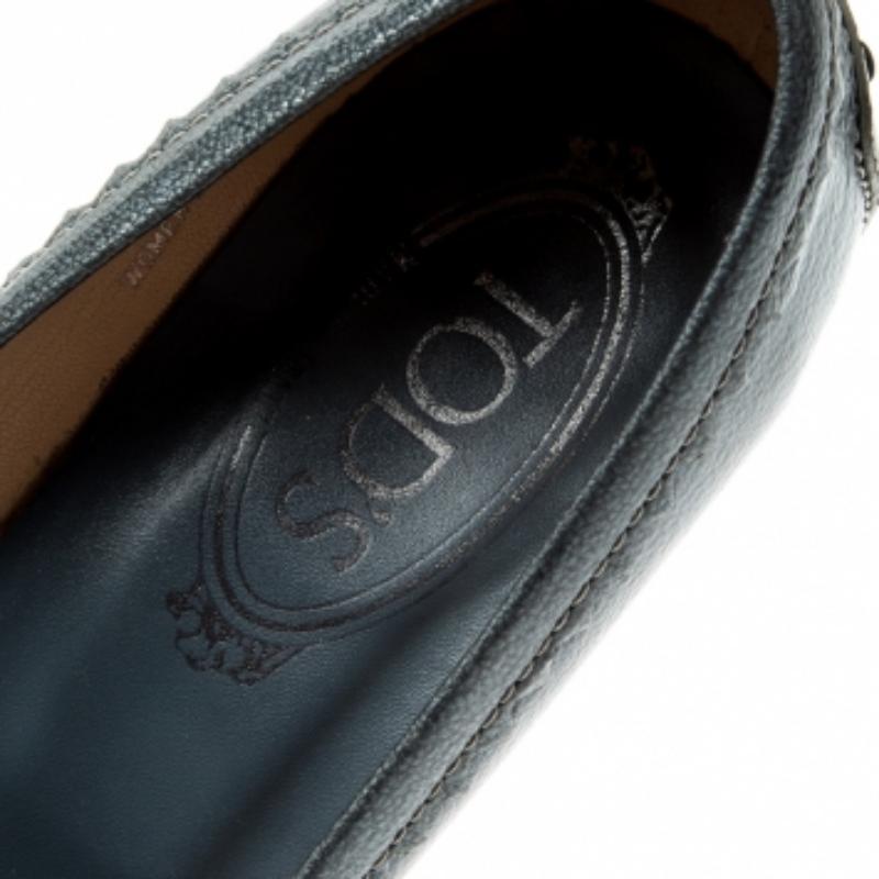 Nero Tod's, pelle blu testurizzata, tacco a zeppa, Penny Loafer Pumps Taglia 38,5 in vendita