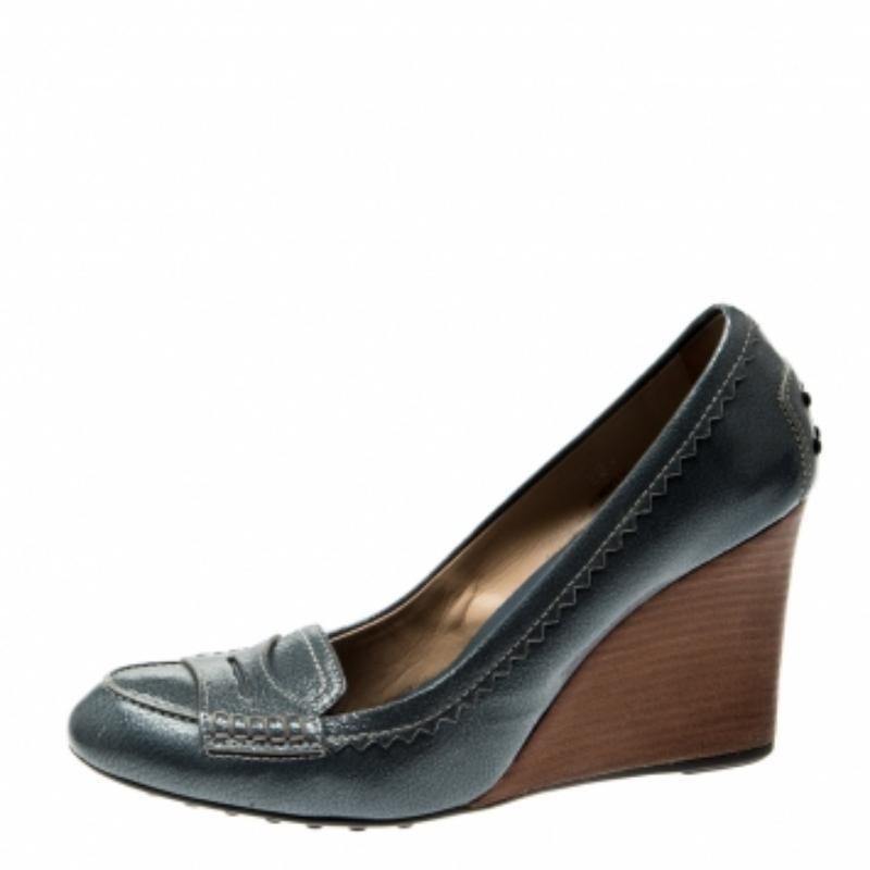 Tod's, pelle blu testurizzata, tacco a zeppa, Penny Loafer Pumps Taglia 38,5 In condizioni buone in vendita a Dubai, Al Qouz 2