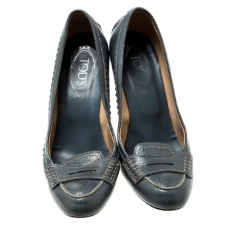 Tod's, pelle blu testurizzata, tacco a zeppa, Penny Loafer Pumps Taglia 38,5 in vendita 1