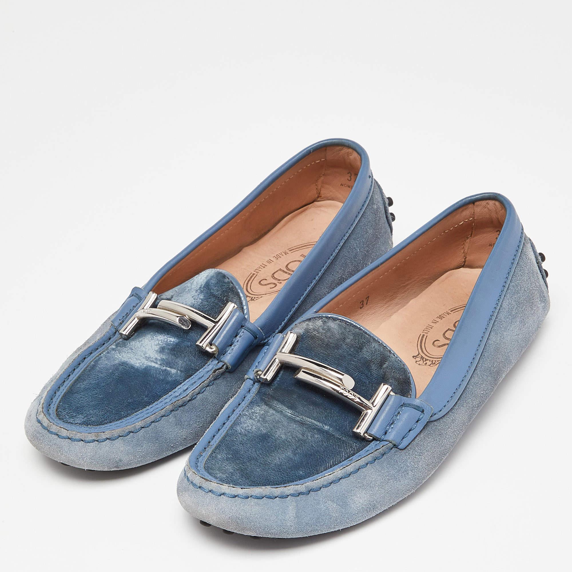 Mit diesen Gommino-Slippern von Tod's gelingt Ihnen jeder Freizeitlook. Sie sind sorgfältig in einem blauen Farbton gefertigt und verfügen über die charakteristischen Doppel-T-Details an der Decksohle und ledergefütterte Innensohlen. Die Loafer sind
