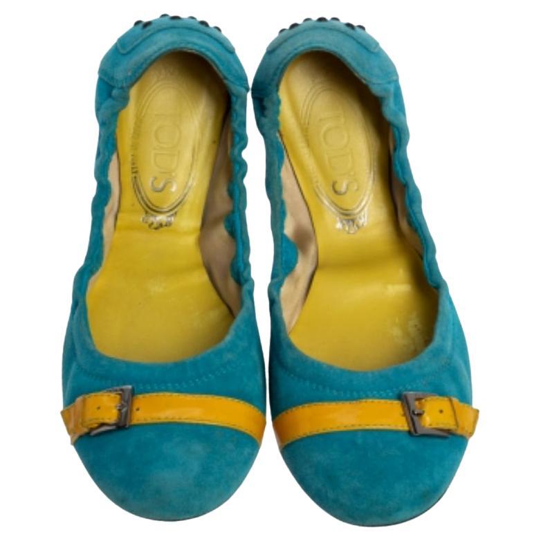 These designer flats from the house of Tod's are a must-have in your wardrobe. Keep your comfort to a maximum with these flats made from patent leather and suede. The rubber pebbled soles add ease and durability to this pair of scrunch ballet flats.