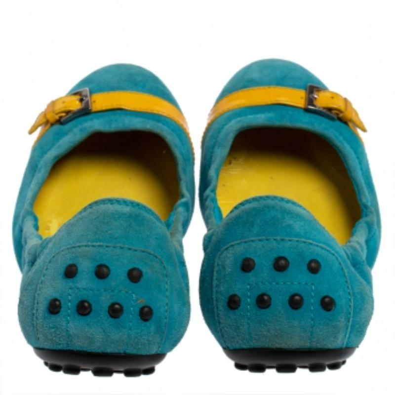 Tod's Blue/Yellow Suede & Patent Trim Buckle Detail Scrunch Ballet Flats Size 36 In Fair Condition For Sale In Dubai, Al Qouz 2