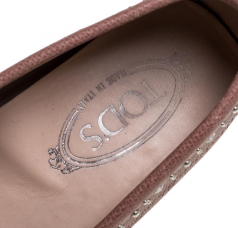 Tod's Blush Pink Leather Tassel Embellished Loafers Size 39 In Good Condition For Sale In Dubai, Al Qouz 2
