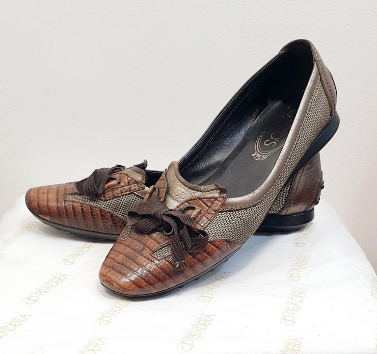 TOD'S brown ballerinas
Two-tone print, round toe, bow, contrasting applications, rubber sole with studs, flat heel
Size 39

Our Company has a Fashion Division  is specialised in European Fashion designers, clothing, handbags, accessories and as such