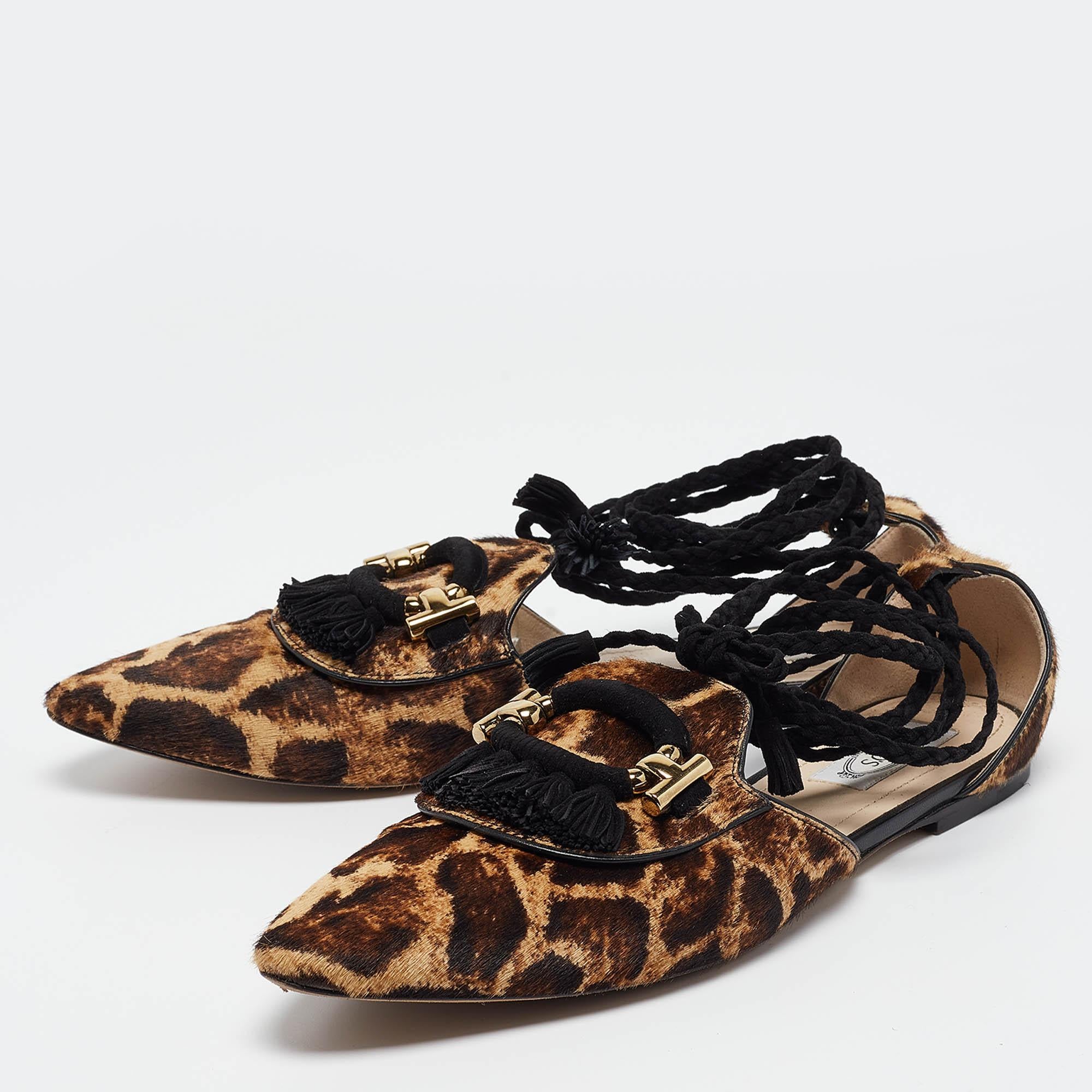 A perfect blend of luxury, style, and comfort. These designer flats are made using prime quality materials and frame your feet in the most elegant way. They can be paired with a host of outfits from your wardrobe. 