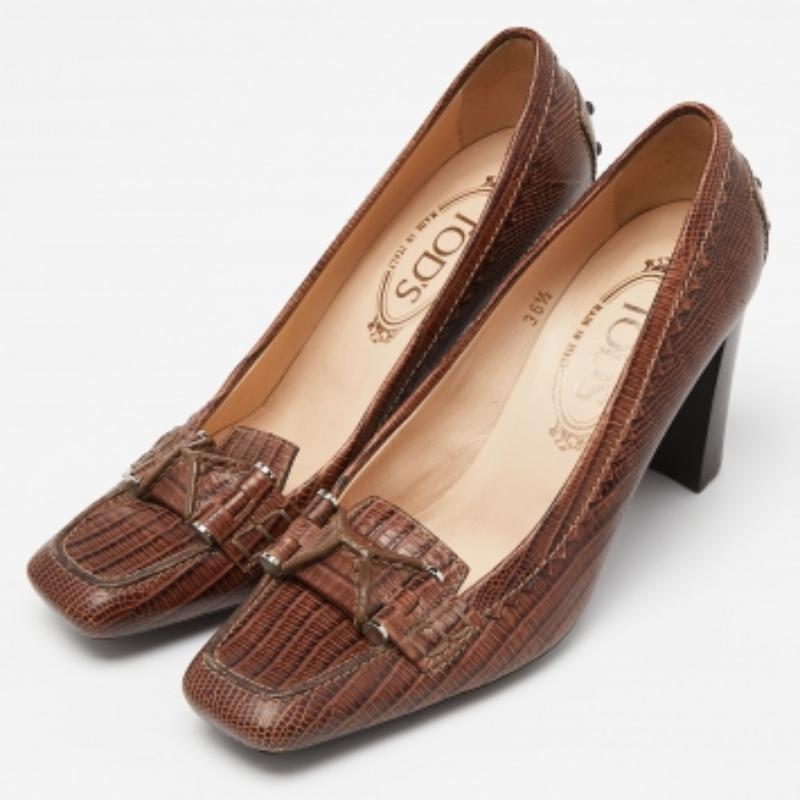 Resta comodo per tutta la giornata con queste eleganti décolleté marroni di Tod's. La struttura in pelle verniciata è a forma di punta quadrata e il paio è completo di solette in pelle, suole in gomma con ciottoli e tacco di 8,5 cm.