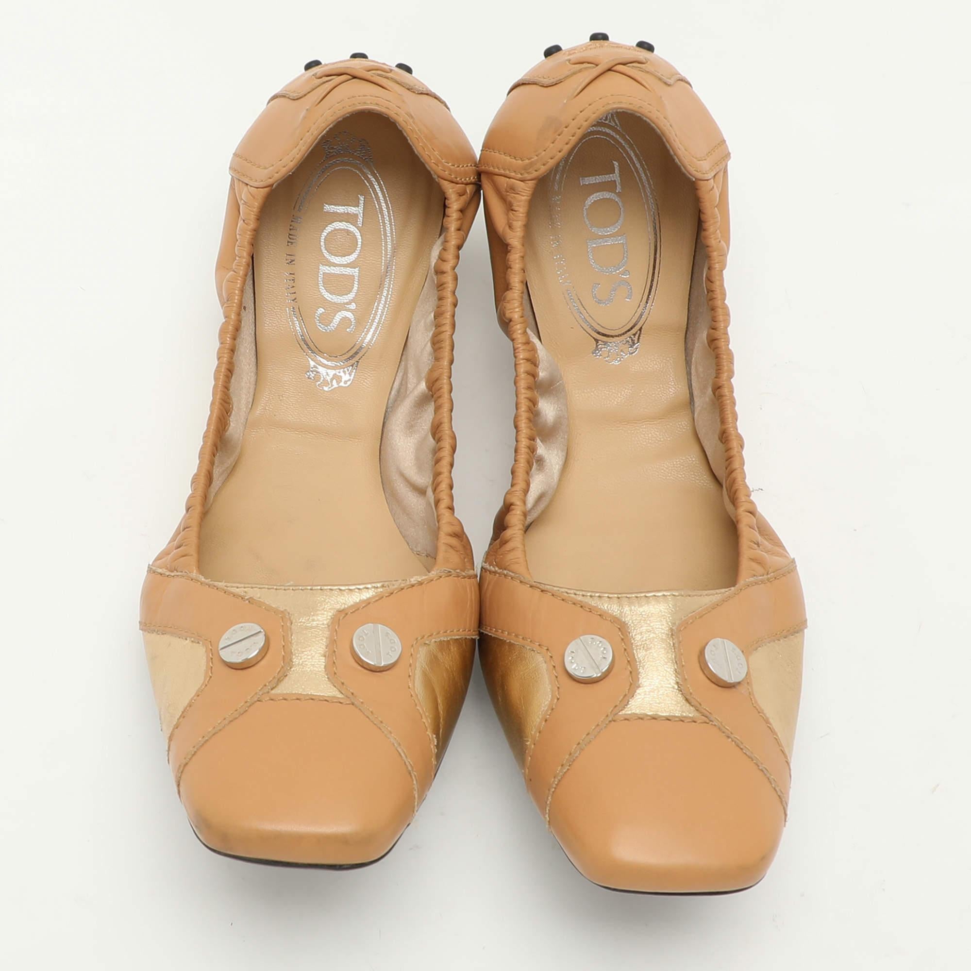 Tod's Brown/Gold Leather Embellished Scrunch Ballet Flats Size 40 In Good Condition For Sale In Dubai, Al Qouz 2