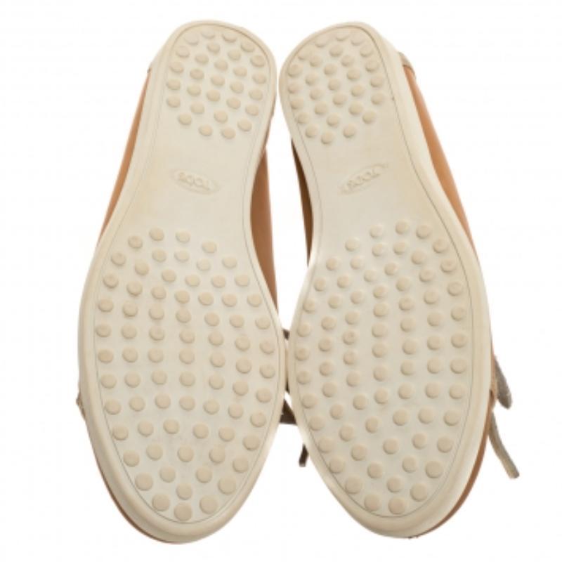 Les baskets sont recherchées pour des raisons telles que le confort, l'aisance et le style décontracté. Ceux de Tod's s'intègrent parfaitement dans ce cadre, car ils sont élégants et bien ajustés. Confectionnées en cuir, elles sont dotées de lacets,
