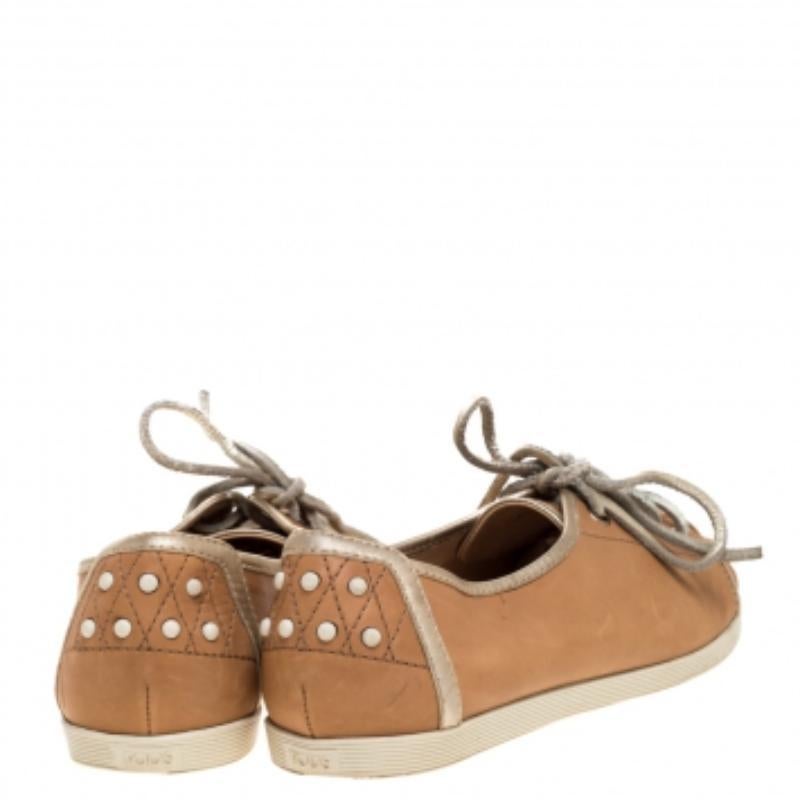 Marron Tod's - Baskets à lacets en cuir marron/doré - Taille 38 en vente
