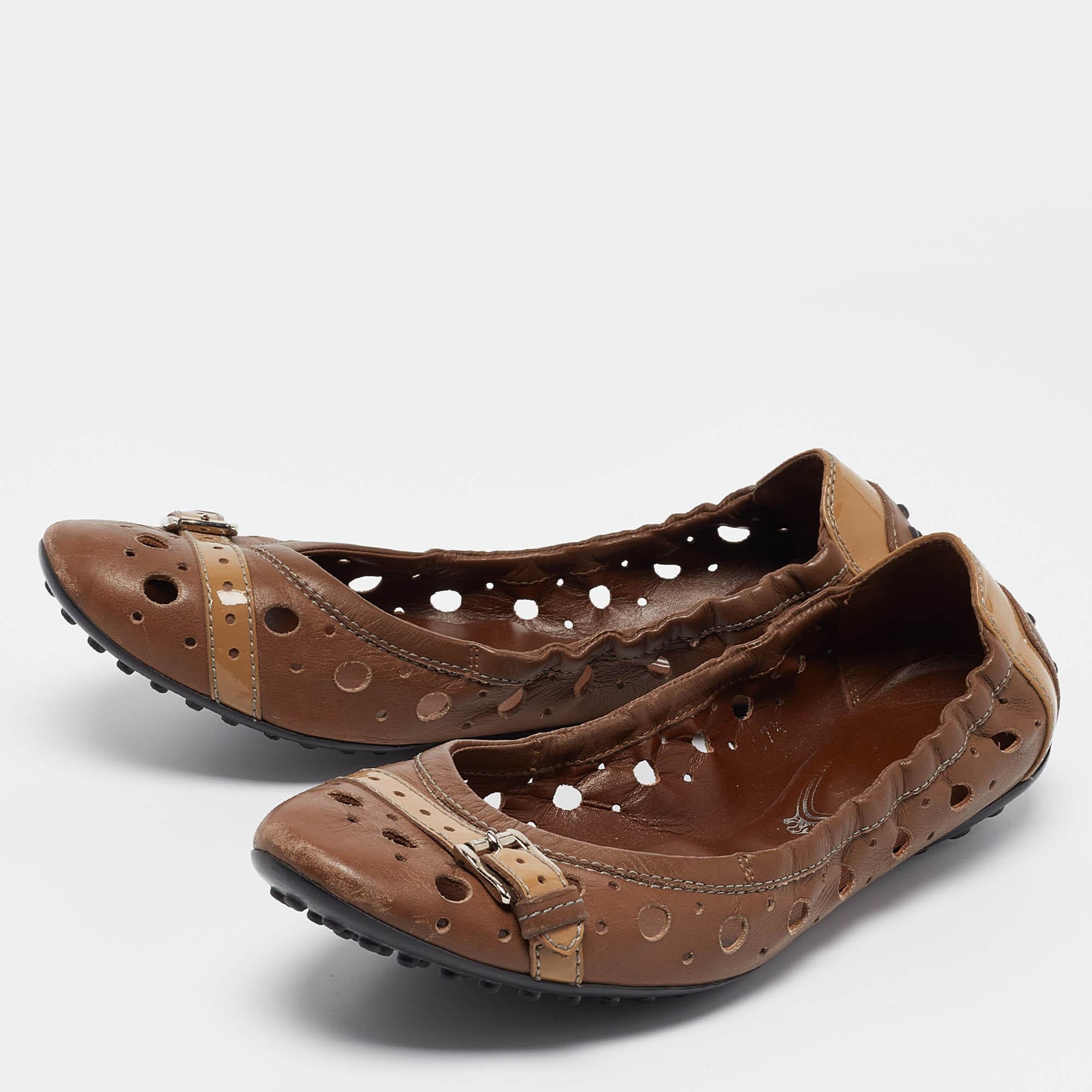 Completa il tuo look aggiungendo queste ballerine di design alla tua collezione di calzature per tutti i giorni. Sono realizzati con maestria per garantire una vestibilità e uno stile perfetti.