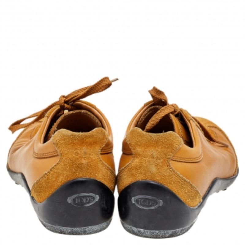 Con una classica silhouette low-top, queste sneakers Tod's sono una combinazione perfetta di lusso, comfort e stile. Sono realizzate in pelle e camoscio in una tonalità marrone. Queste sneakers sono caratterizzate da dettagli con logo, tomaie