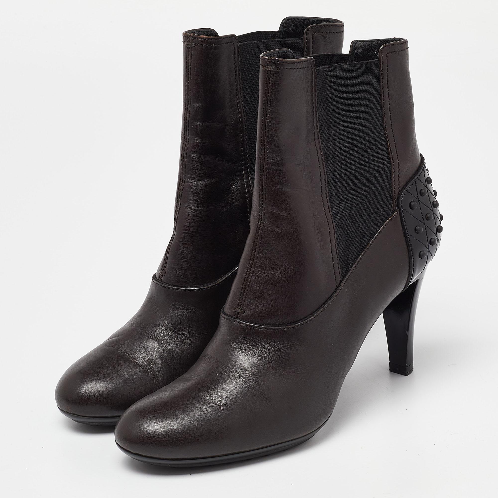 Elevate your style with these designer boots for women. Crafted with precision, these chic and versatile boots blend fashion and comfort, offering sophistication for every season.