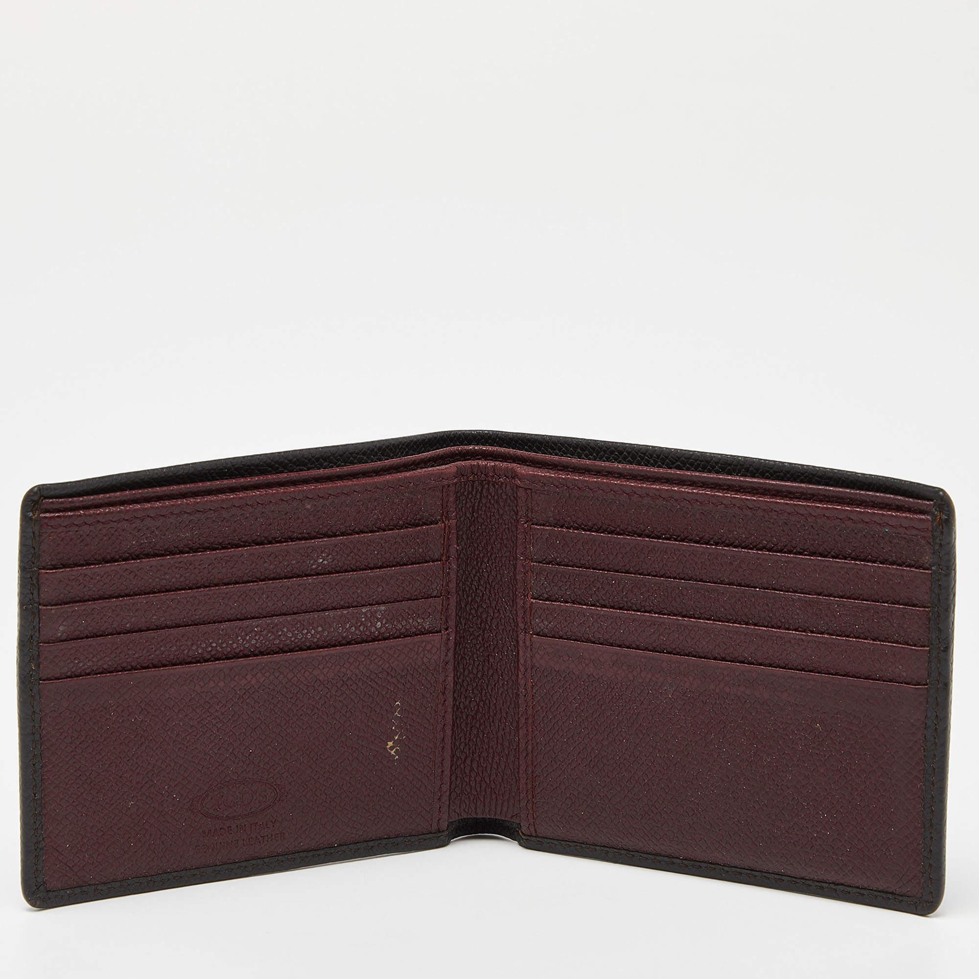 Give a luxurious update to your everyday accessory with this Tods creation. Finely crafted from leather the wallet is designed like a bifold style. The brown wallet is equipped with enough slots and compartments to hold your monetary essentials.
