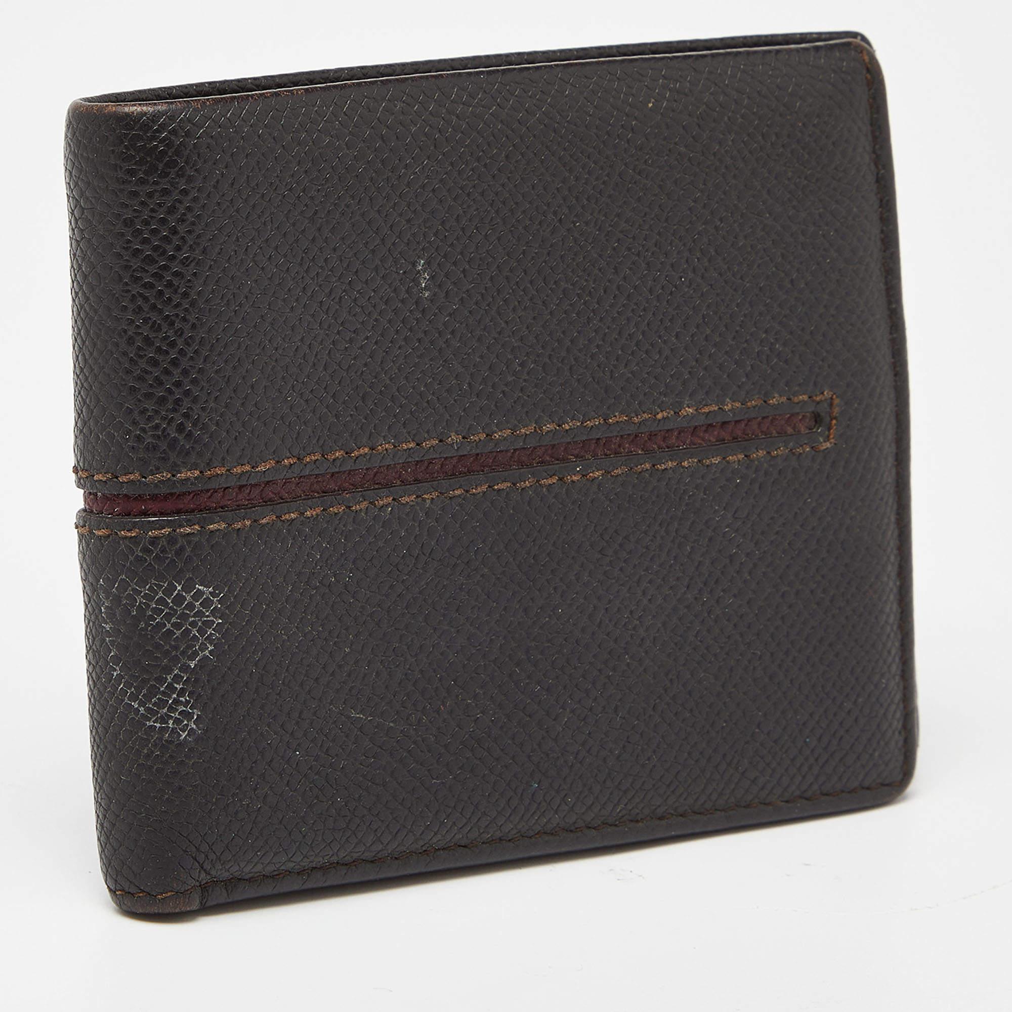Tod's Brown Leather Bifold Wallet In Fair Condition For Sale In Dubai, Al Qouz 2