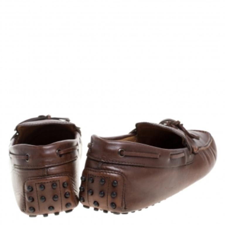 Crafted from leather, this pair of brown Driver loafers by Tod's is a blend of luxury and comfort. They feature a bow on the uppers, leather-lined insoles, and rubber pebbling on the outsoles. The loafers are classic in appeal and high in durability.