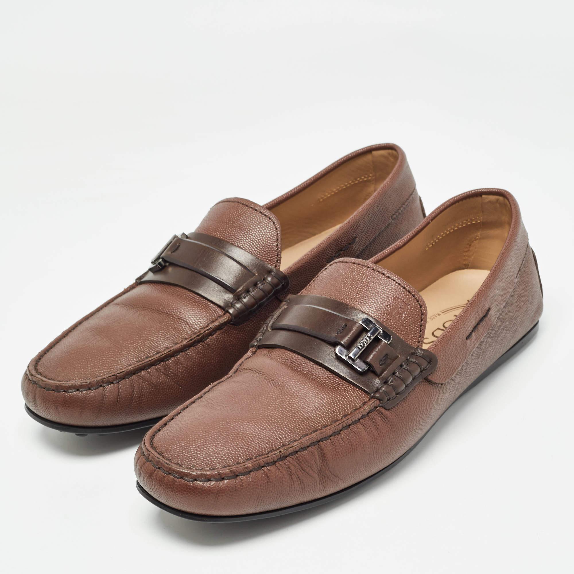 These brown loafers from Tods are not only high in appeal but also very skilfully made. The leather loafers have a comfortable shape and will complement any look.