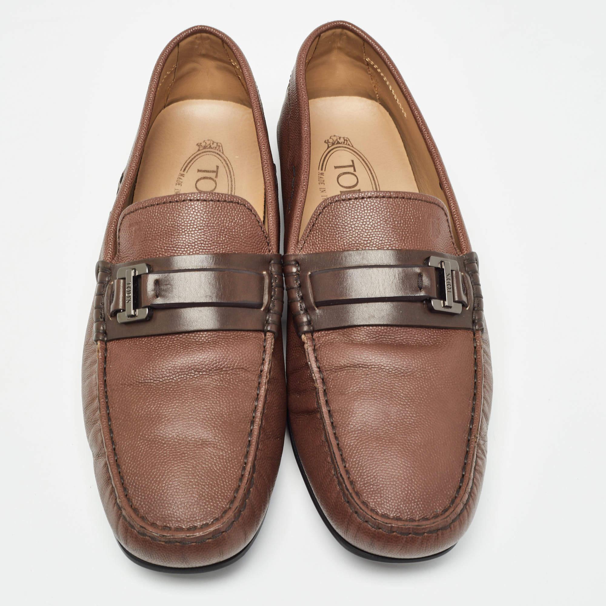 Tod's Brown Leather Buckle Detail Slip On Loafers Size 41.5 In Good Condition For Sale In Dubai, Al Qouz 2