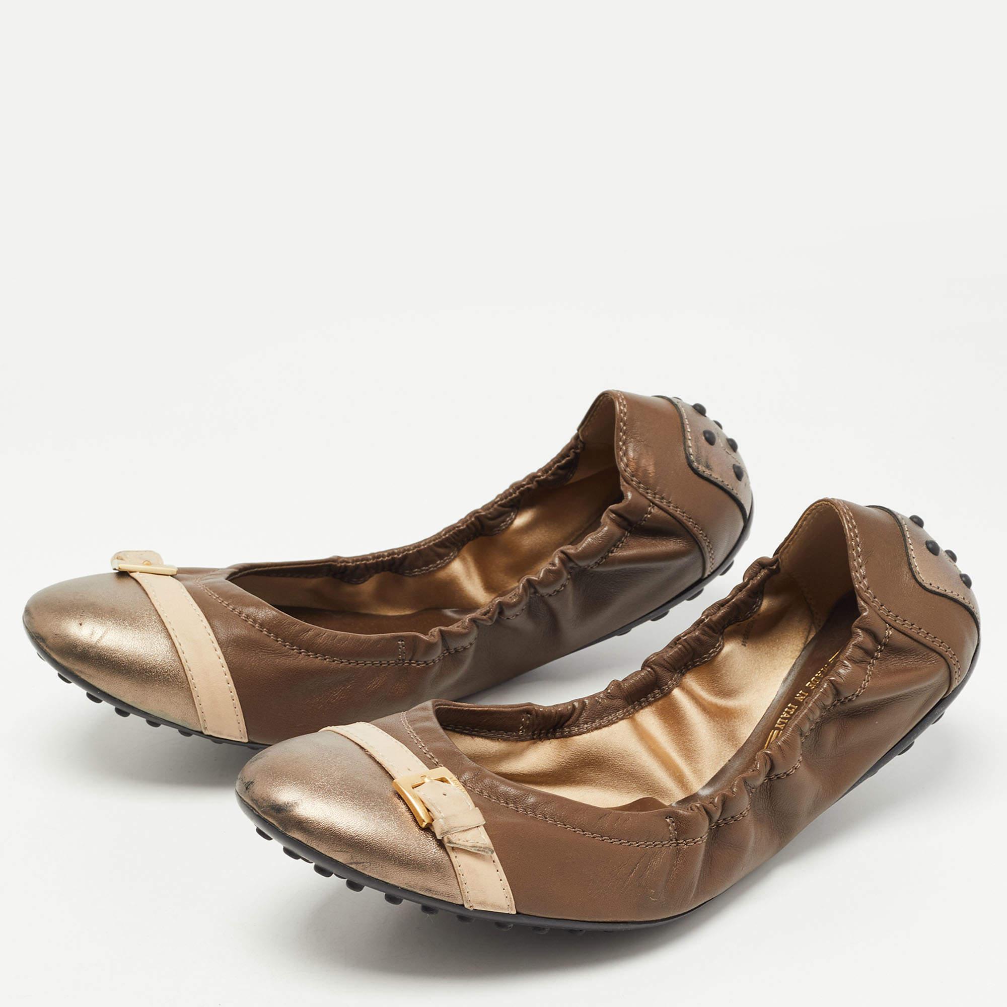 These Tods ballet flats are elegant and luxe. Crafted from leather  they flaunt cap toes with buckle detailed straps on them and a scrunch style to give you a good fit. The pair is complete with pebbled rubber soles for maximum comfort.