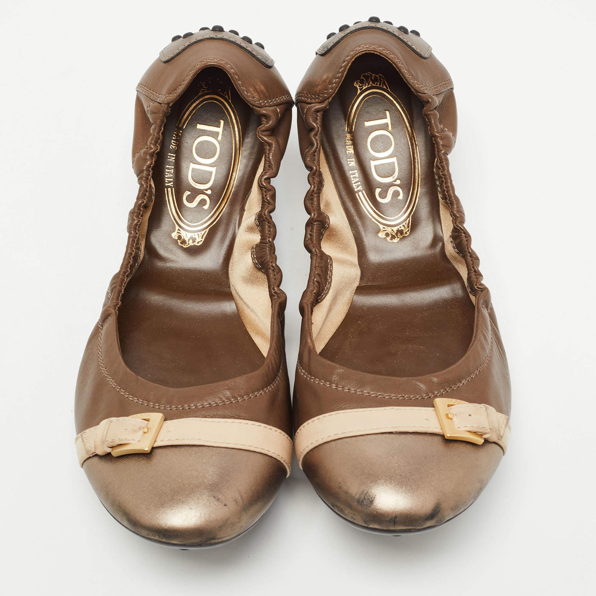Tod's Brown/ Leather Cap Toe Buckle Detail Scrunch Ballet Flats Size 38.5 In Good Condition For Sale In Dubai, Al Qouz 2