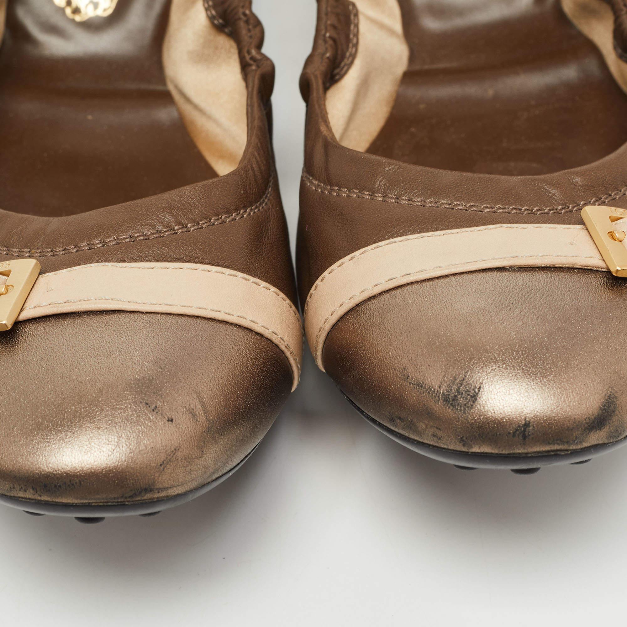 Women's Tod's Brown/ Leather Cap Toe Buckle Detail Scrunch Ballet Flats Size 38.5 For Sale