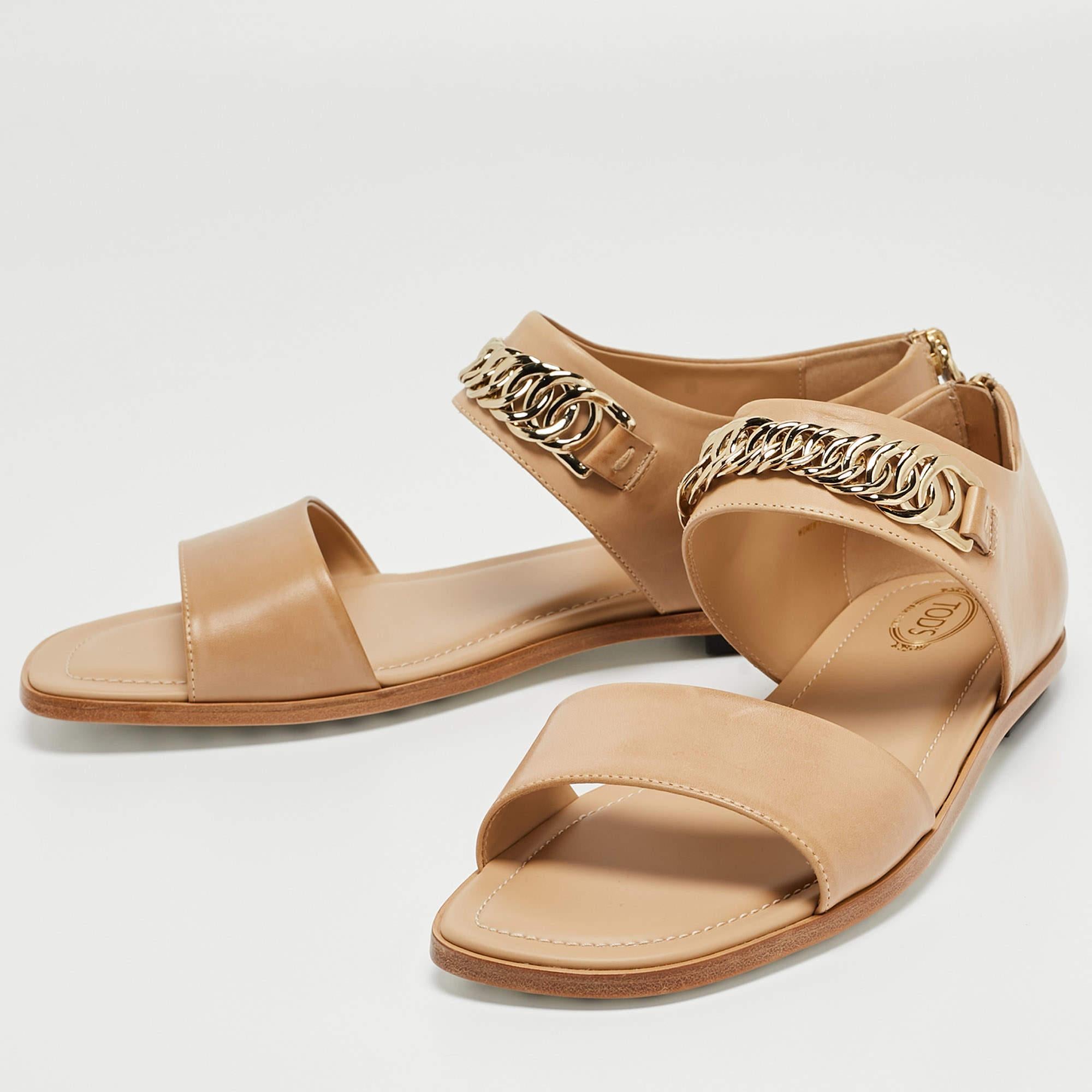 Frame your feet with these Tod's flat sandals. Created using the best materials, the flats are perfect with short, midi, and maxi hemlines.

Includes: Original Dustbag, Original Box