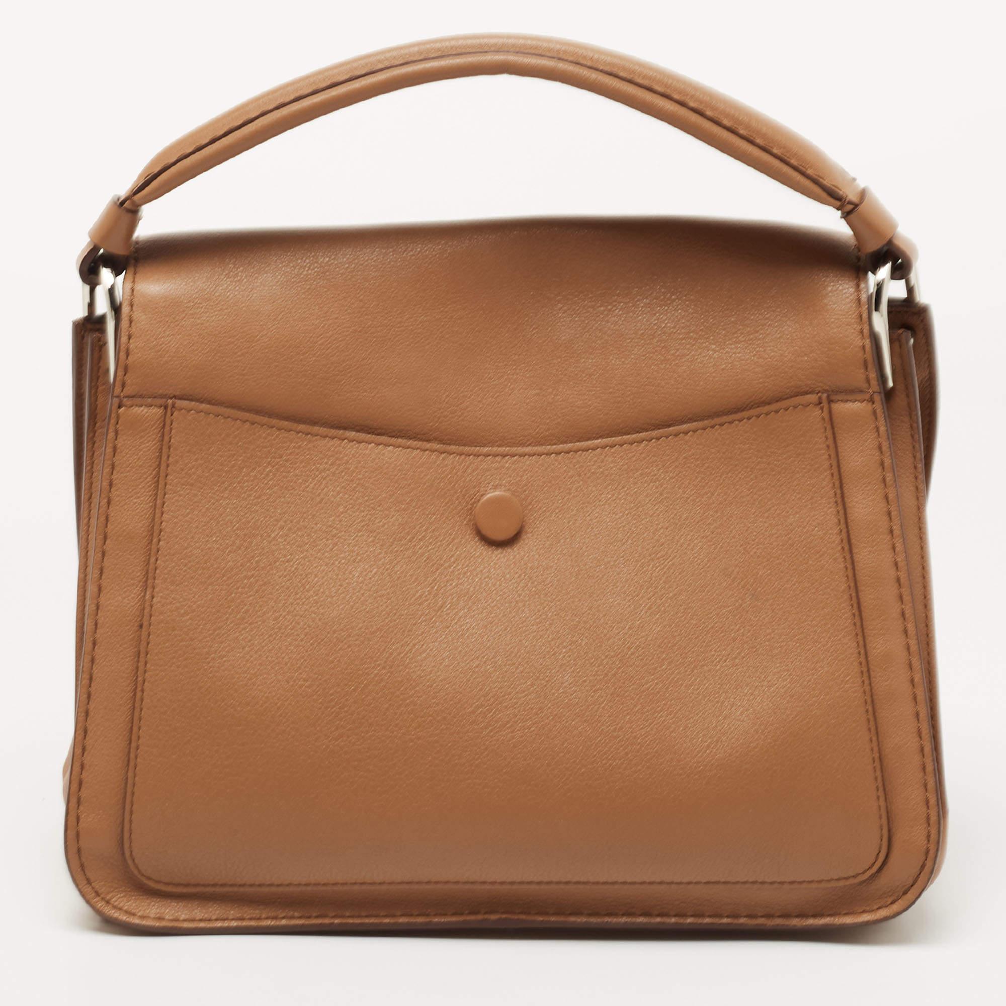 Simple details, high quality, and everyday convenience mark this designer bag for women by Tod's. The bag is sewn with skill to deliver a refined look and an impeccable finish.

Includes: Detachable Strap
