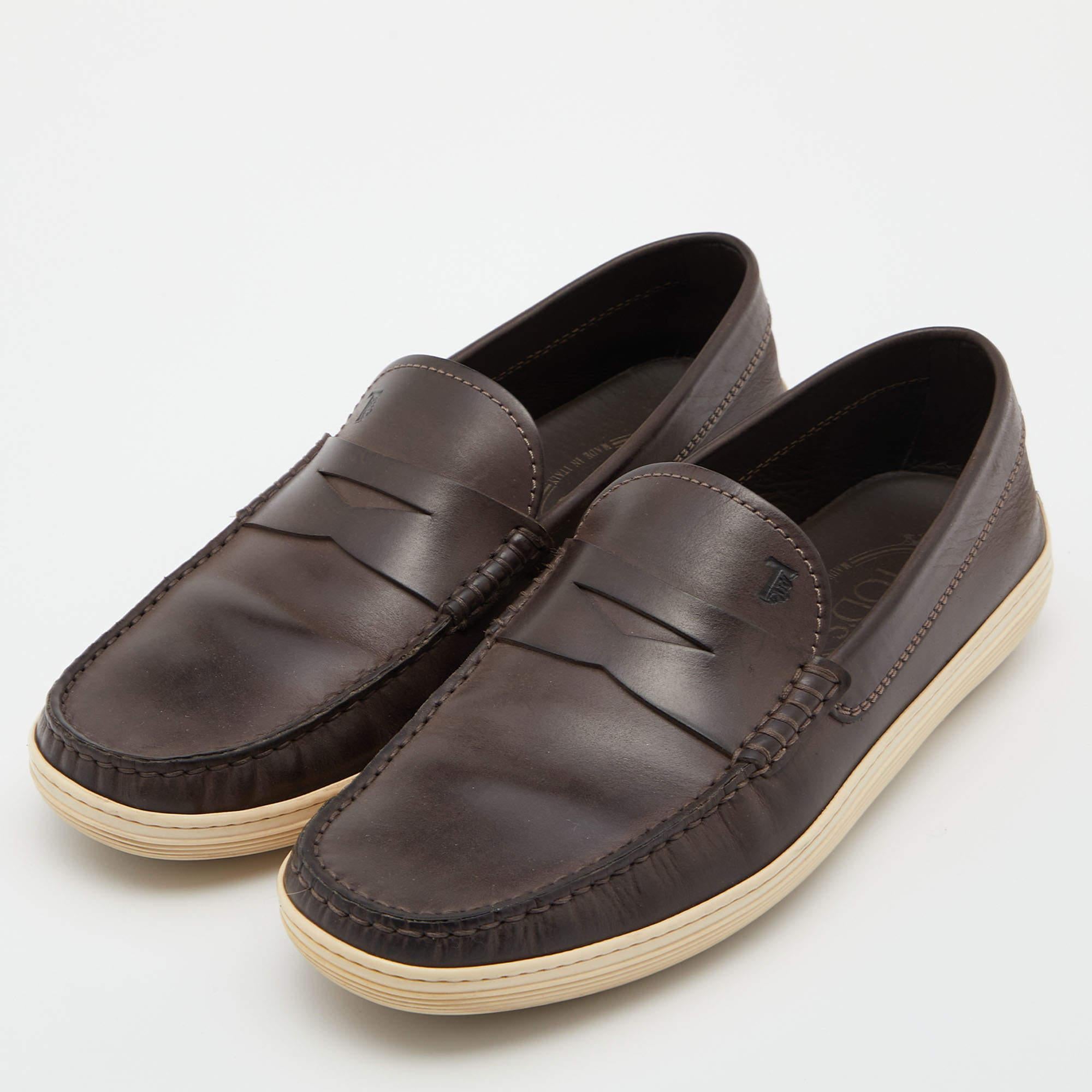 True luxury is a combination of exquisite craftsmanship and comfort that translated well into these Tods loafers. They have been made using soft leather  topped with penny straps  and also feature the rubber soles.