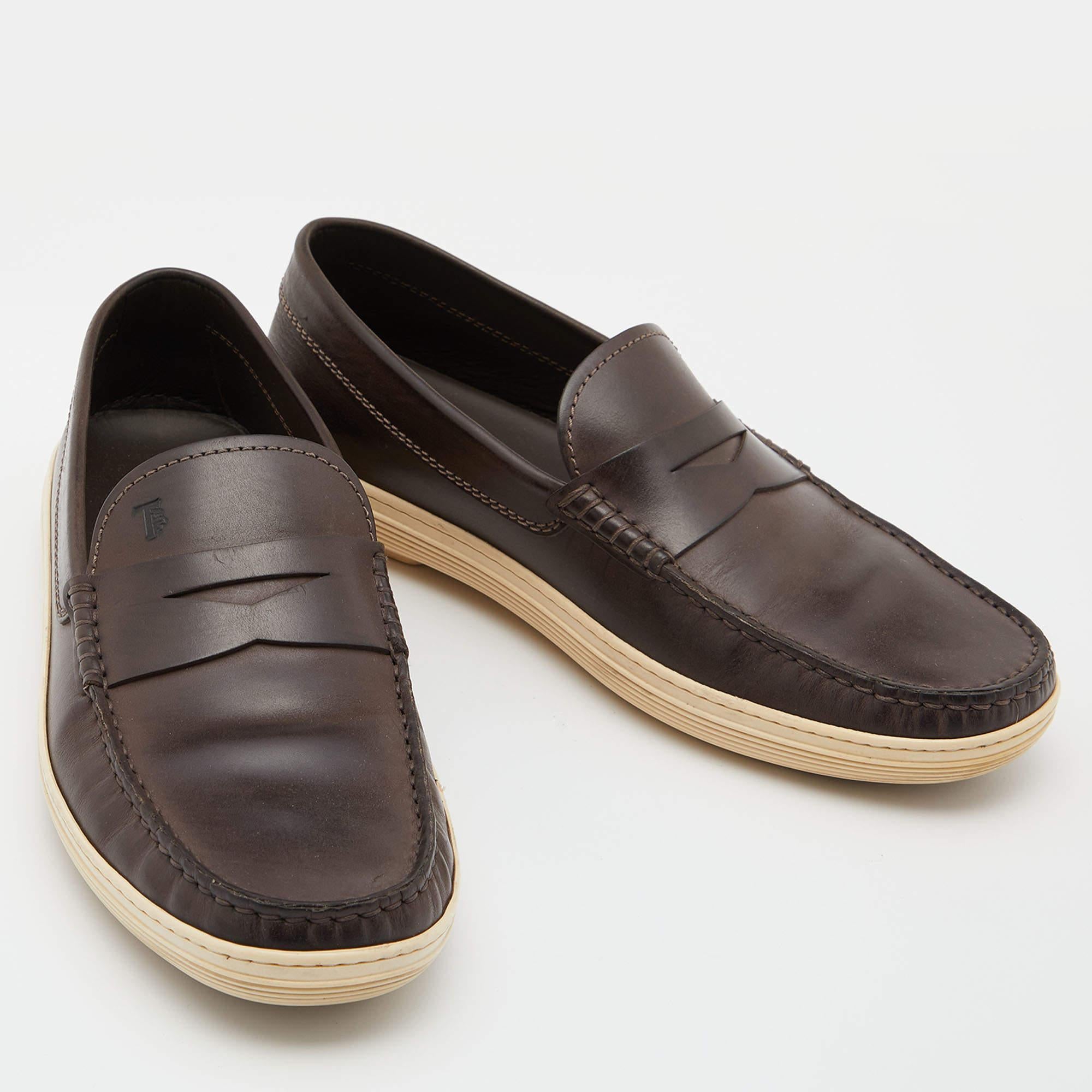 Tod's Brown Leather Driver Loafers Size 39.5 In Fair Condition For Sale In Dubai, Al Qouz 2