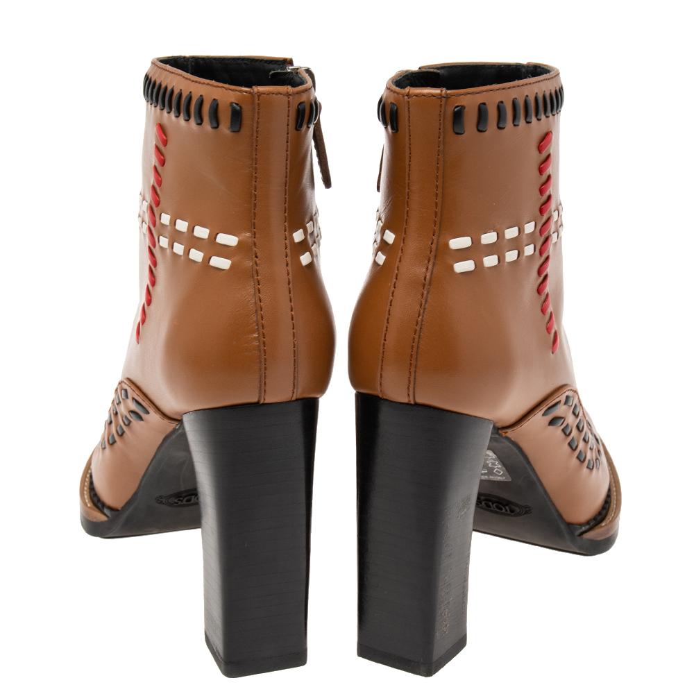 Tod's, pelle marrone con dettaglio Stitch by Stitch, stivaletti con tacco a blocco misura 36 In condizioni Nuovo a Dubai, Al Qouz 2