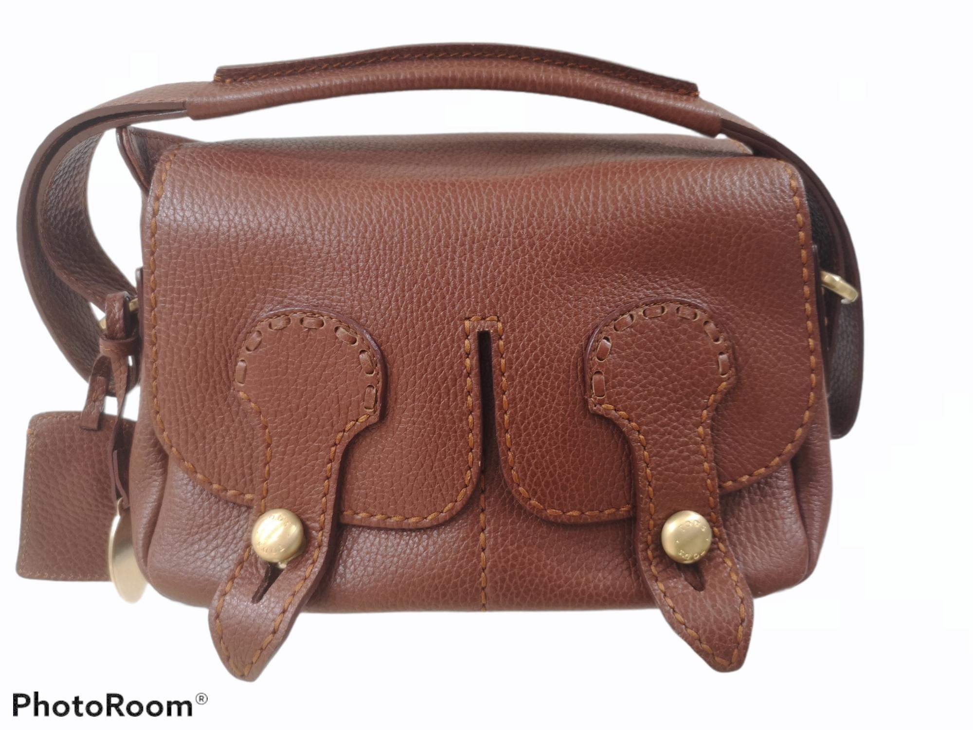 Tod's brown leather gold tone hardware shoulder bag
measurements: 14 * 26 cm, 11 cm depth
