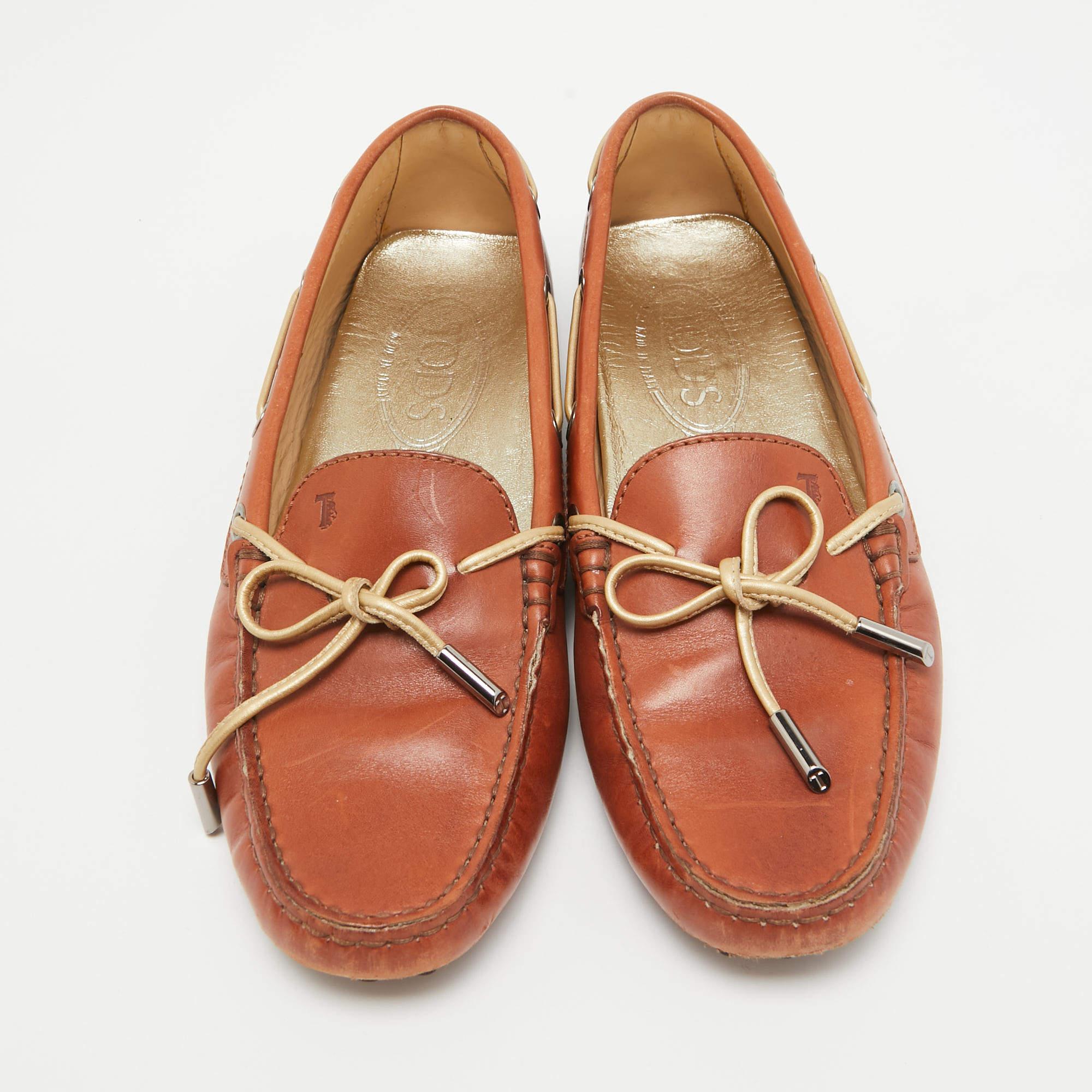 Tod's Brown Leather Gommino Bow Slip On Loafers Size 36 In Fair Condition For Sale In Dubai, Al Qouz 2