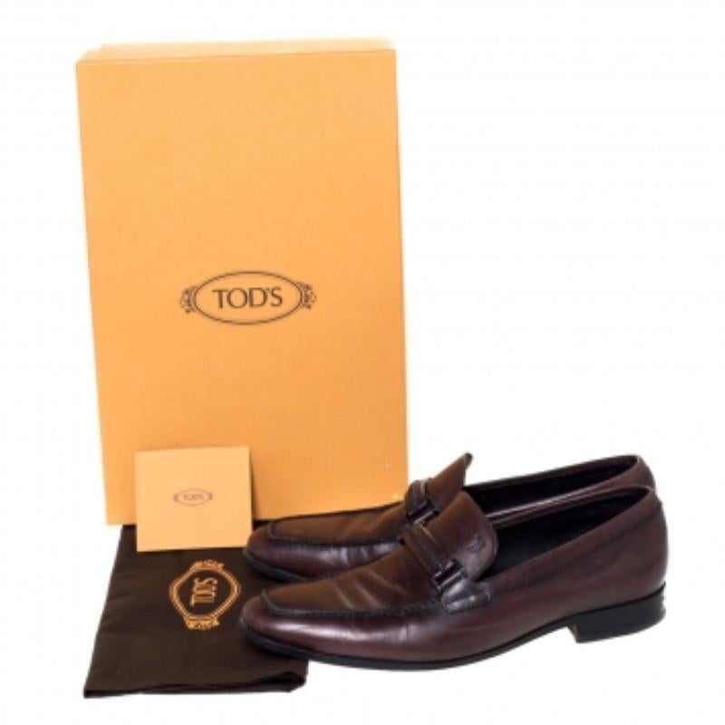 Mit diesen Gommino-Slippern von Tod's gelingt Ihnen jeder Freizeitlook. Die sorgfältig aus Leder gefertigten Schuhe haben einen braunen Farbton, Riemchendetails an der Decksohle und eine ledergefütterte Innensohle. Die Loafer werden durch niedrige