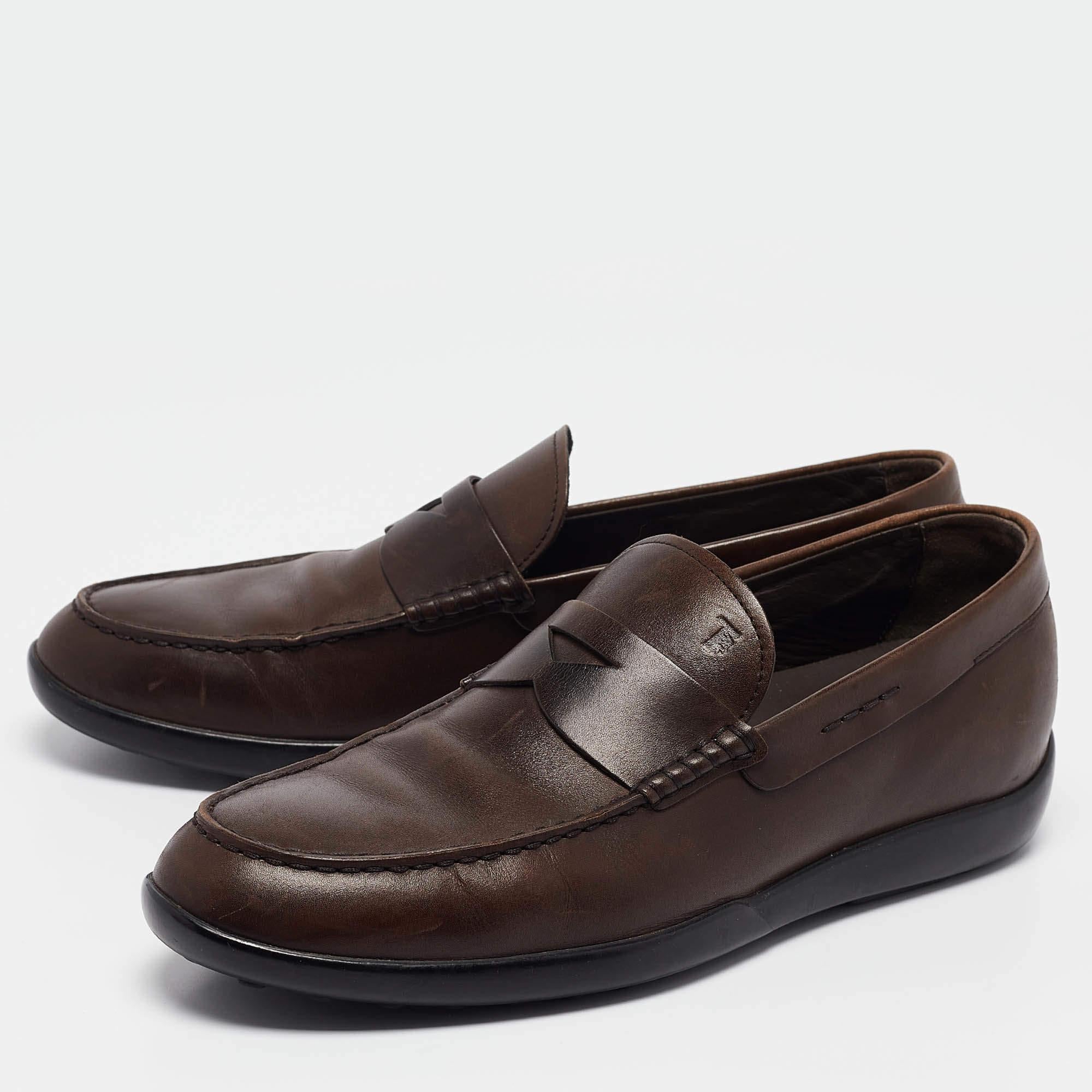 Champion every look with this pair of Gommino loafers from Tods. Meticulously crafted from leather in the shade of brown it features neat stitching details rubber soles and a slip on fitting.
