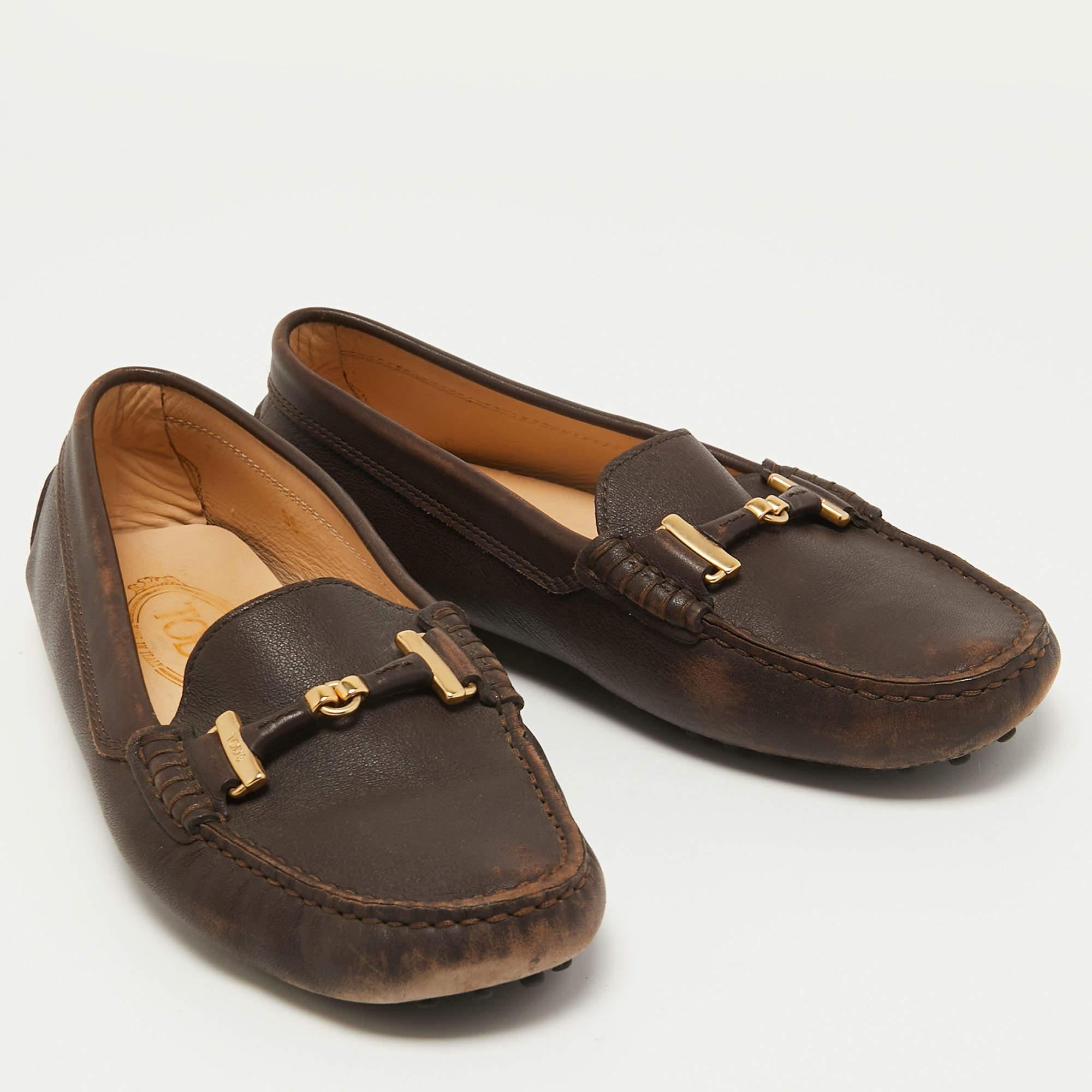Tod's Brown Leather Gommino Slip On Loafers Size 36 In Fair Condition For Sale In Dubai, Al Qouz 2