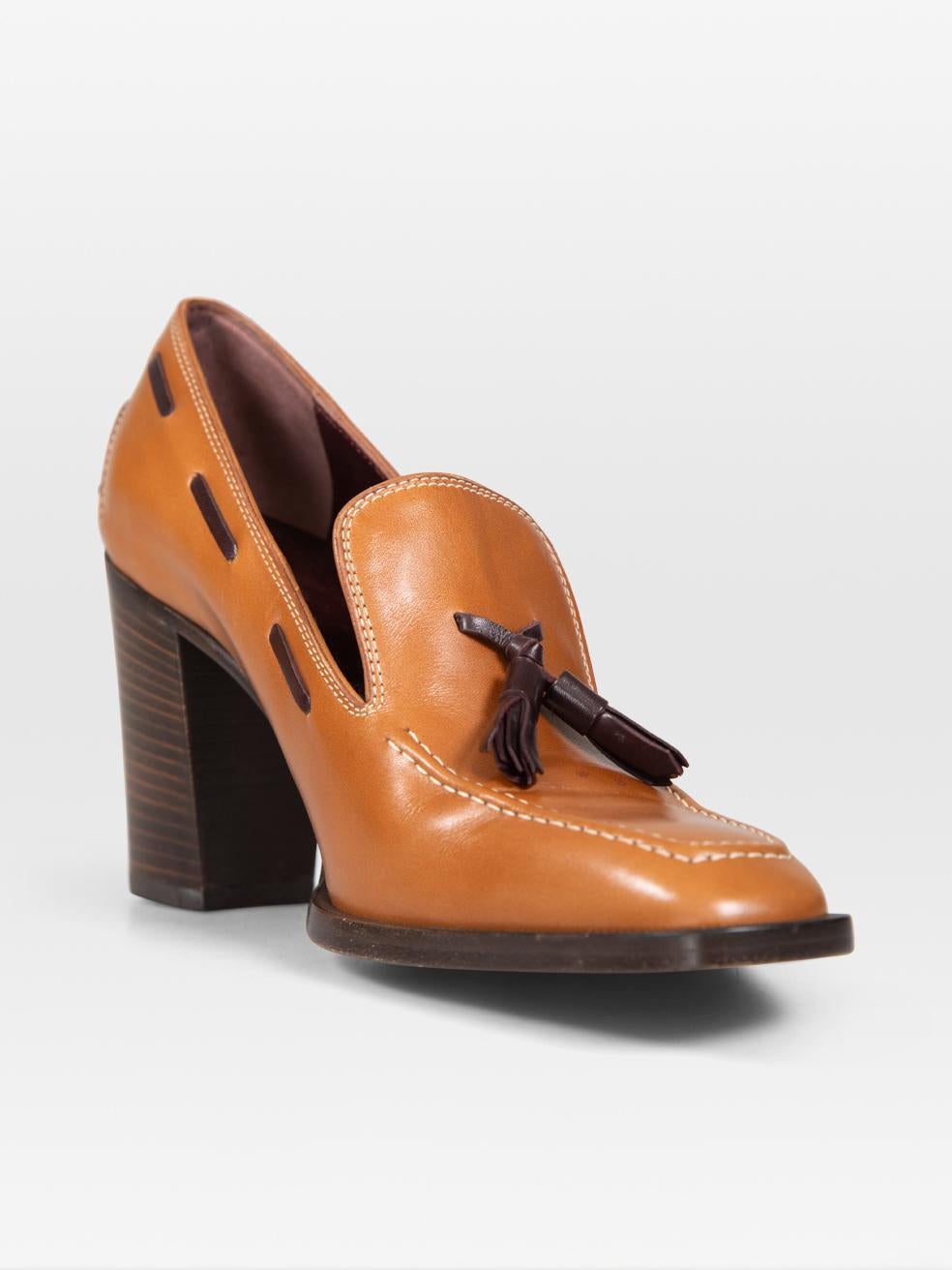 L'ÉTAT est très bon. L'usure des chaussures est minime. Marques et abrasions sur les deux côtés de la chaussure gauche, le côté gauche de la chaussure droite et les deux boîtes à orteils. Éraflures aux deux talons sur cet article de revente Tod's