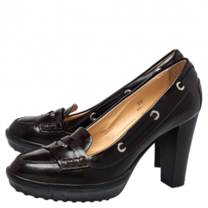 These Tod's Penny loafer pumps are crafted in brown-hued leather. They feature rounded toes and Penny Keeper straps at the vamps. They are accentuated with 9.5 cm heels and rubber soles. The insoles are leather-lined.