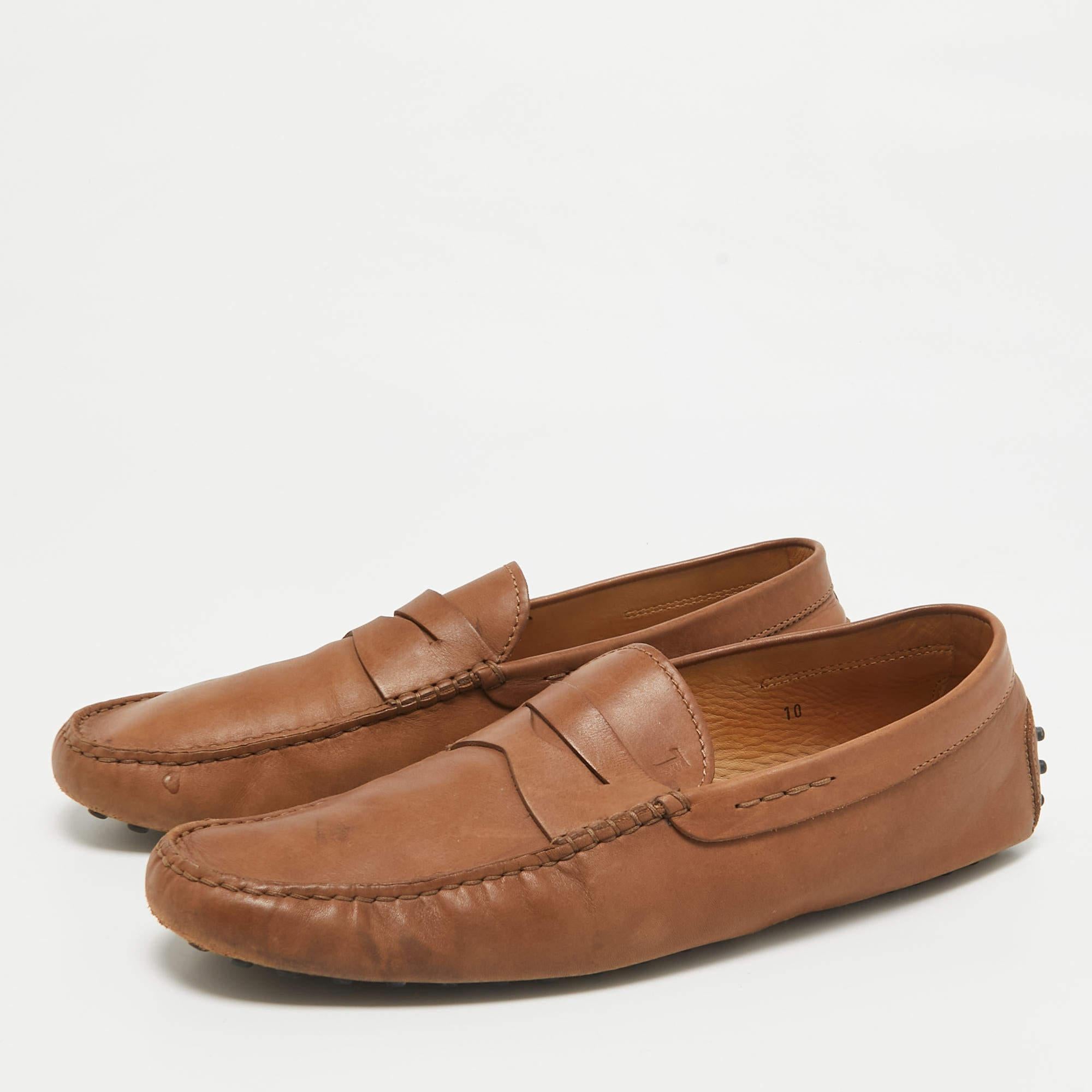 These loafers from Tods are not only high in appeal but also very skilfully made. The leather loafers have a comfortable shape and will complement any look.
