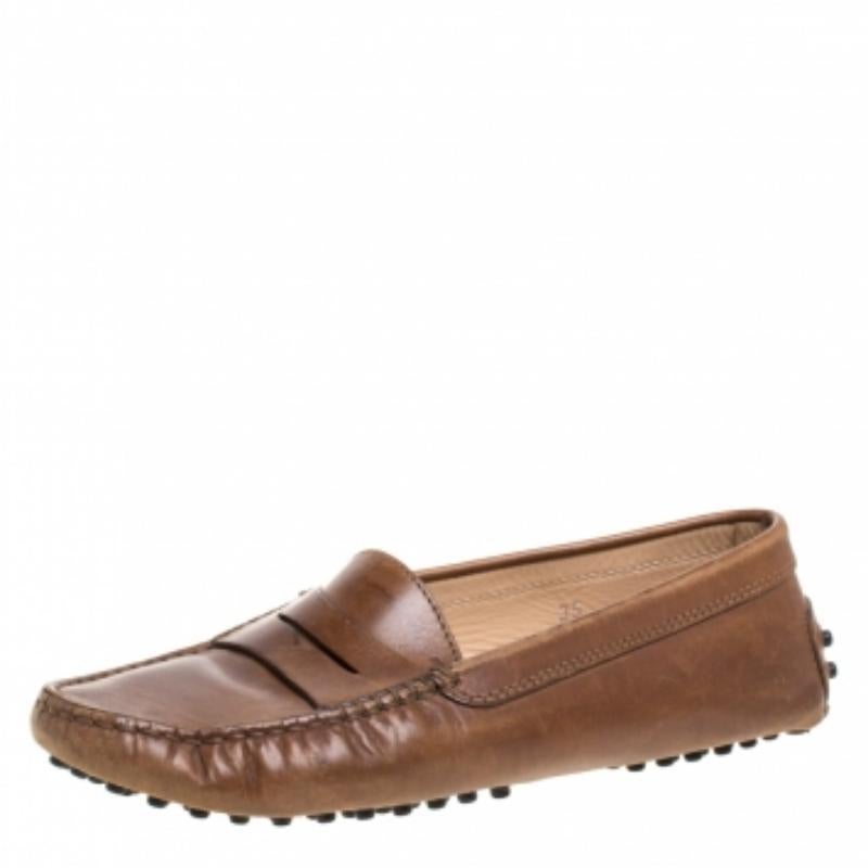 Stylish and super comfortable, this pair of loafers by Tod's will make a great addition to your shoe collection. They have been crafted from high-quality leather and styled with Penny keeper straps. Leather insoles and rubber pebbled outsoles