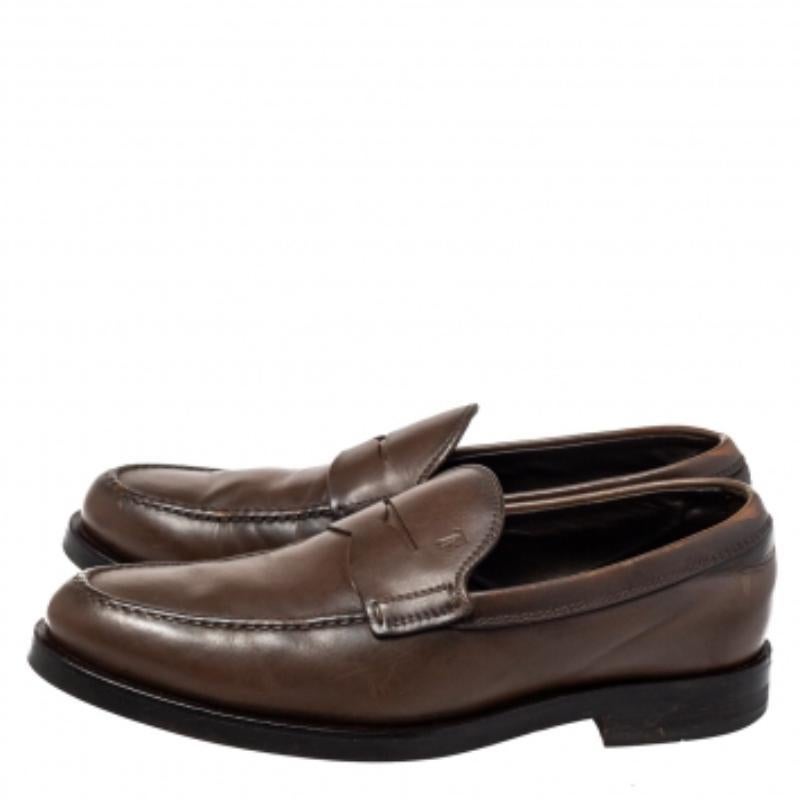 Ace every formal look with this pair of suave loafers from Tod's. Meticulously crafted from leather in the shade of brown, they feature neat stitching details, penny keeper straps, and leather-lined insoles. The loafers are completed with signature